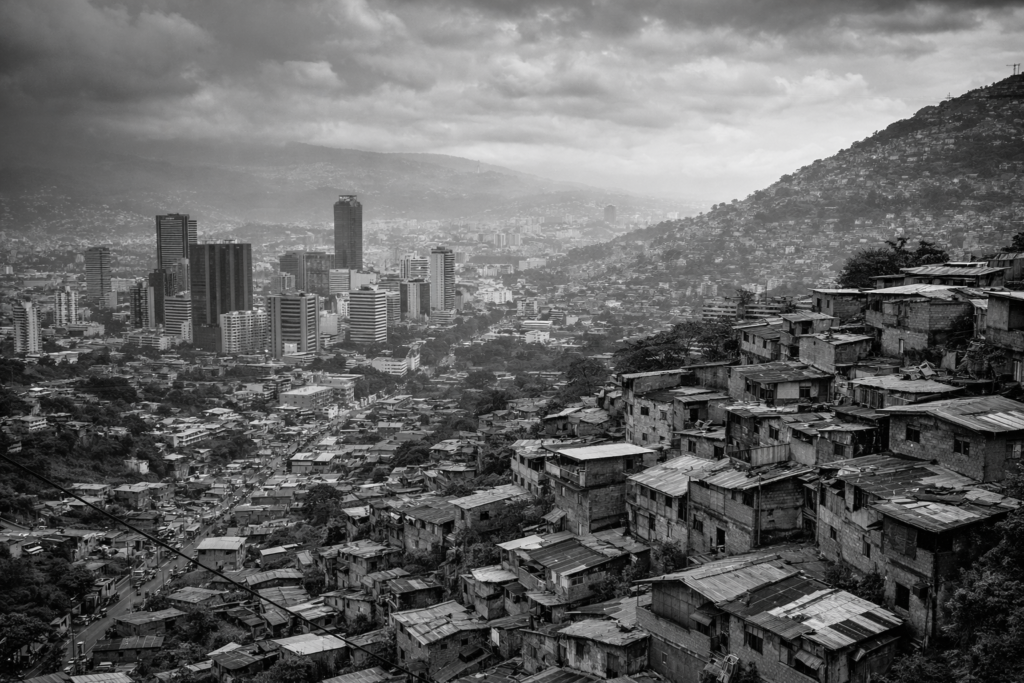 Paisaje urbano en blanco y negro que representa las realidades estructurales del marketing digital en América Latina