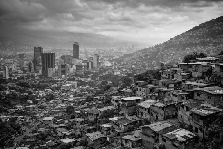 Paisaje urbano en blanco y negro que representa las realidades estructurales del marketing digital en América Latina